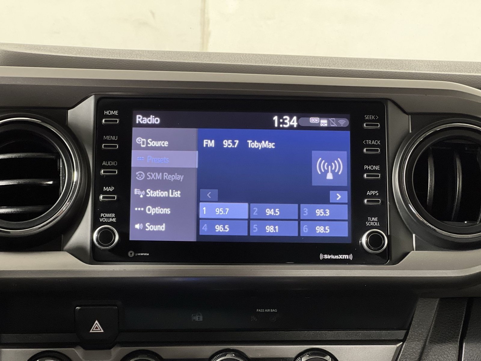 Used 2022 Toyota Tacoma SR5 w/ SR5 Appearance Package (SM) AWD/4WD image 18