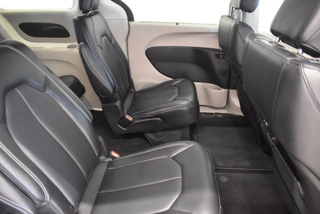 Used 2024 Chrysler Pacifica Touring-L FWD image 16
