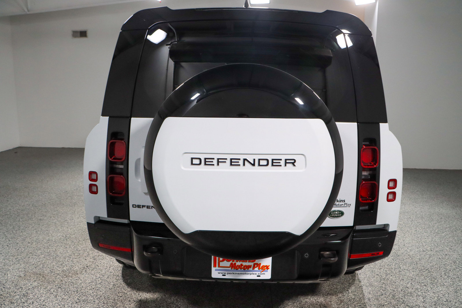 Used 2023 Land Rover Defender 130 X-Dynamic SE image 8