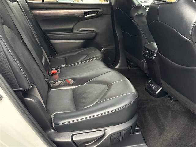 Used 2023 Toyota Highlander Limited image 15