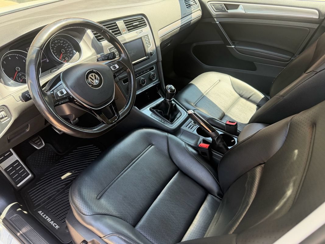 Used 2017 Volkswagen Golf Alltrack S AWD/4WD image 2