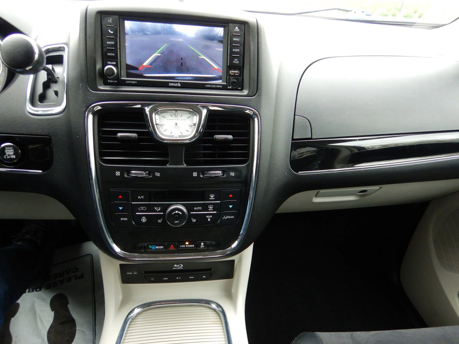 Used 2016 Chrysler Town & Country Limited FWD image 14