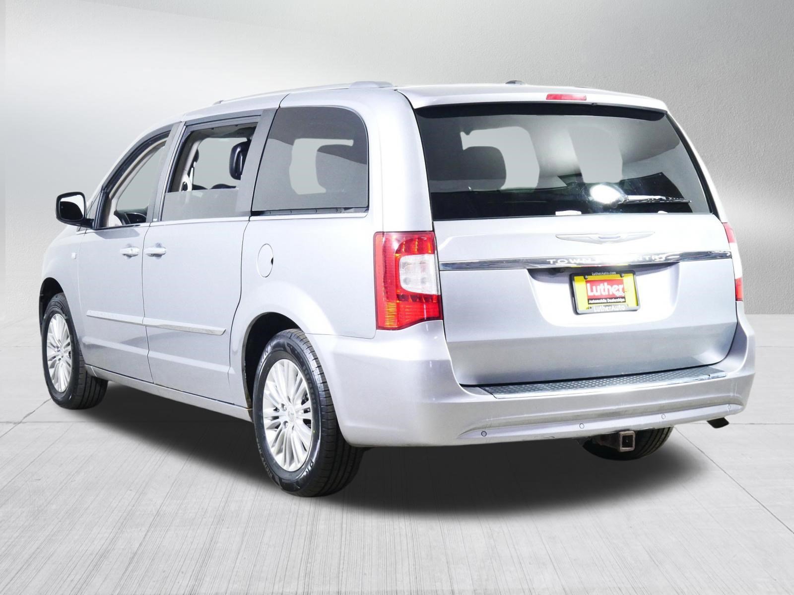 Used 2014 Chrysler Town & Country Touring-L image 5