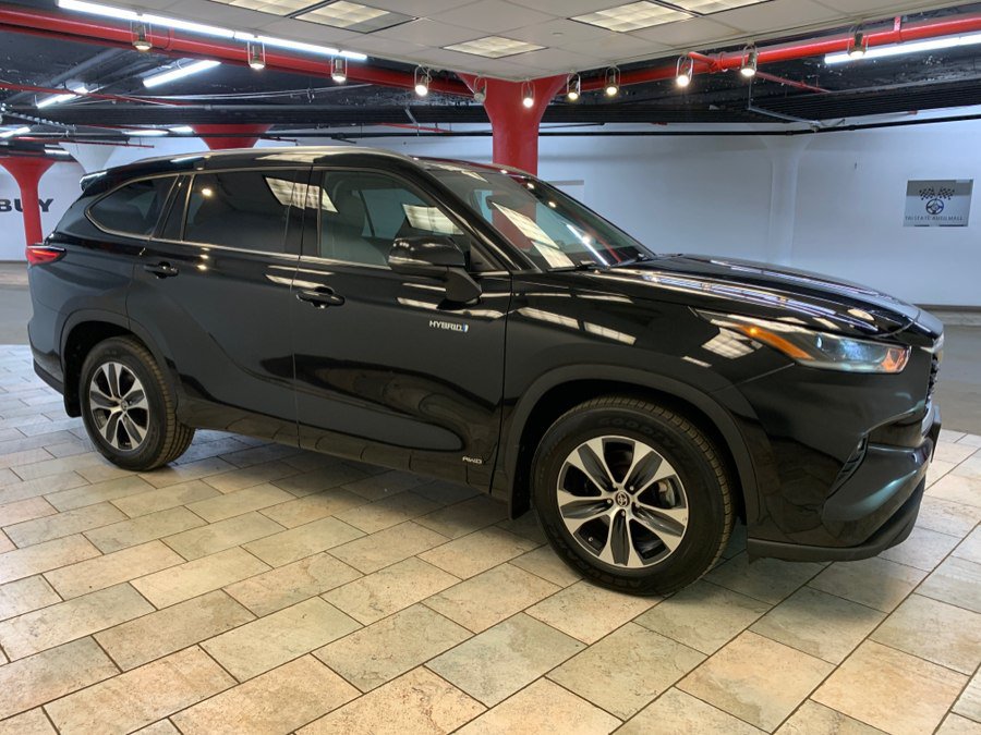 Used 2021 Toyota Highlander XLE AWD/4WD image 9