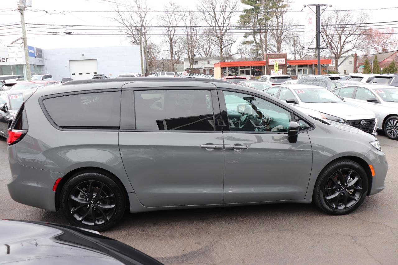 Used 2025 Chrysler Pacifica Limited image 6