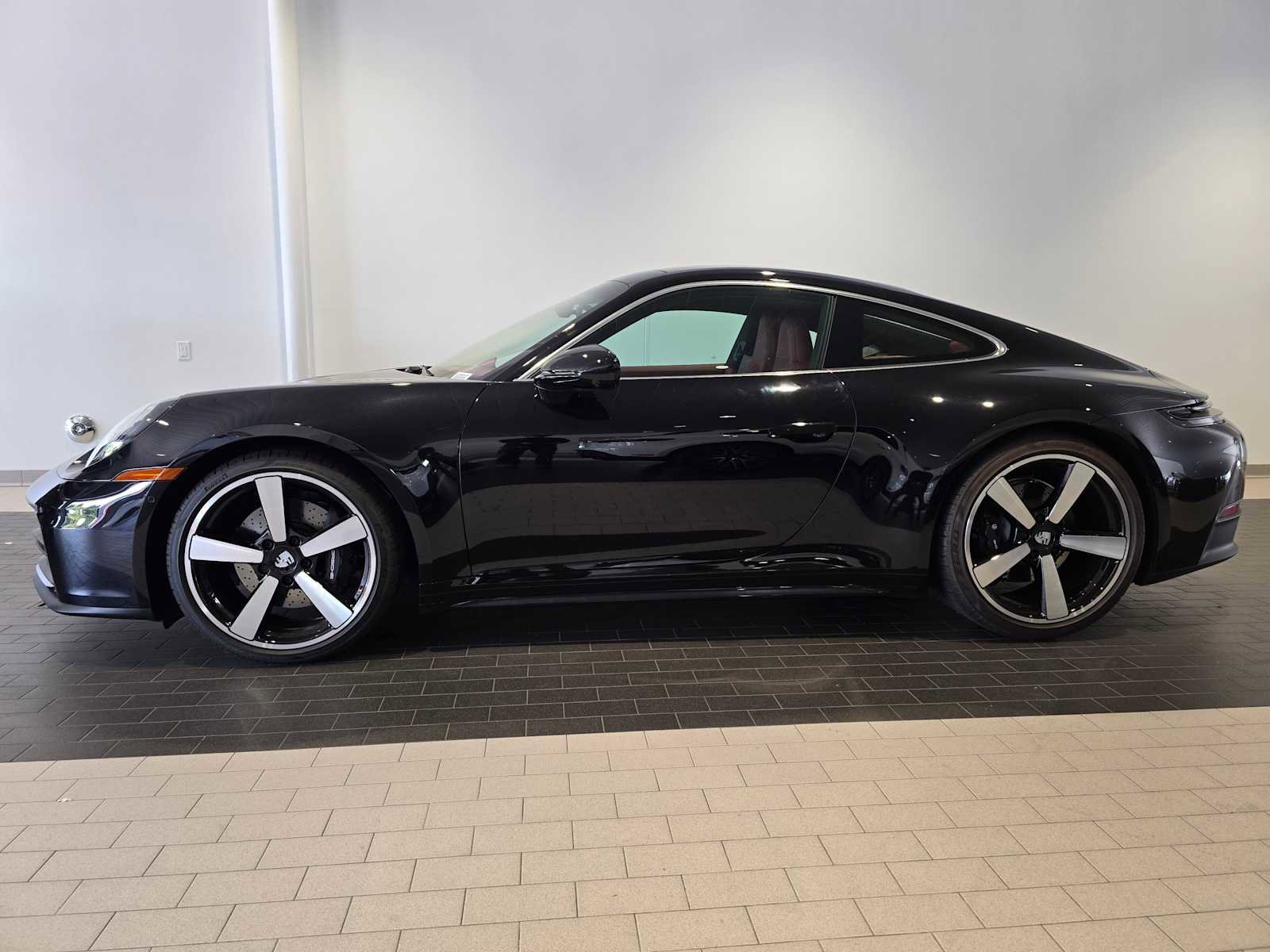 Used 2025 Porsche 911 Carrera image 2