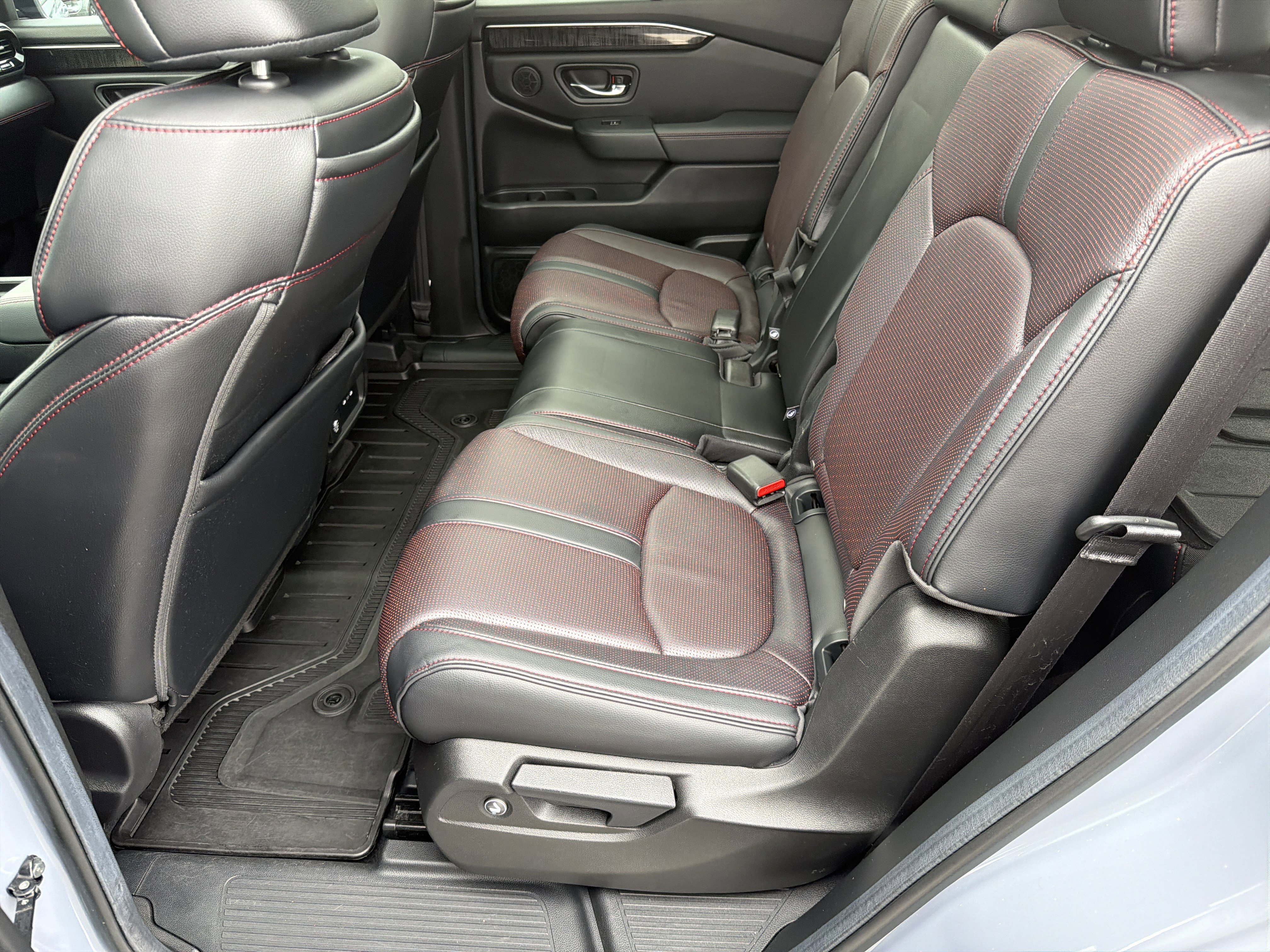 Used 2025 Honda Pilot Black Edition image 31