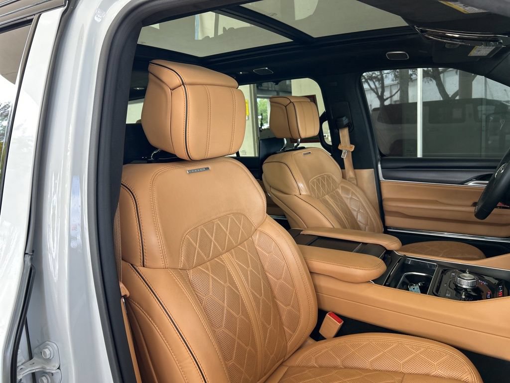 Used 2025 Jeep Grand Wagoneer L Series III w/ Rear Seat Video Group 1 AWD/4WD image 28