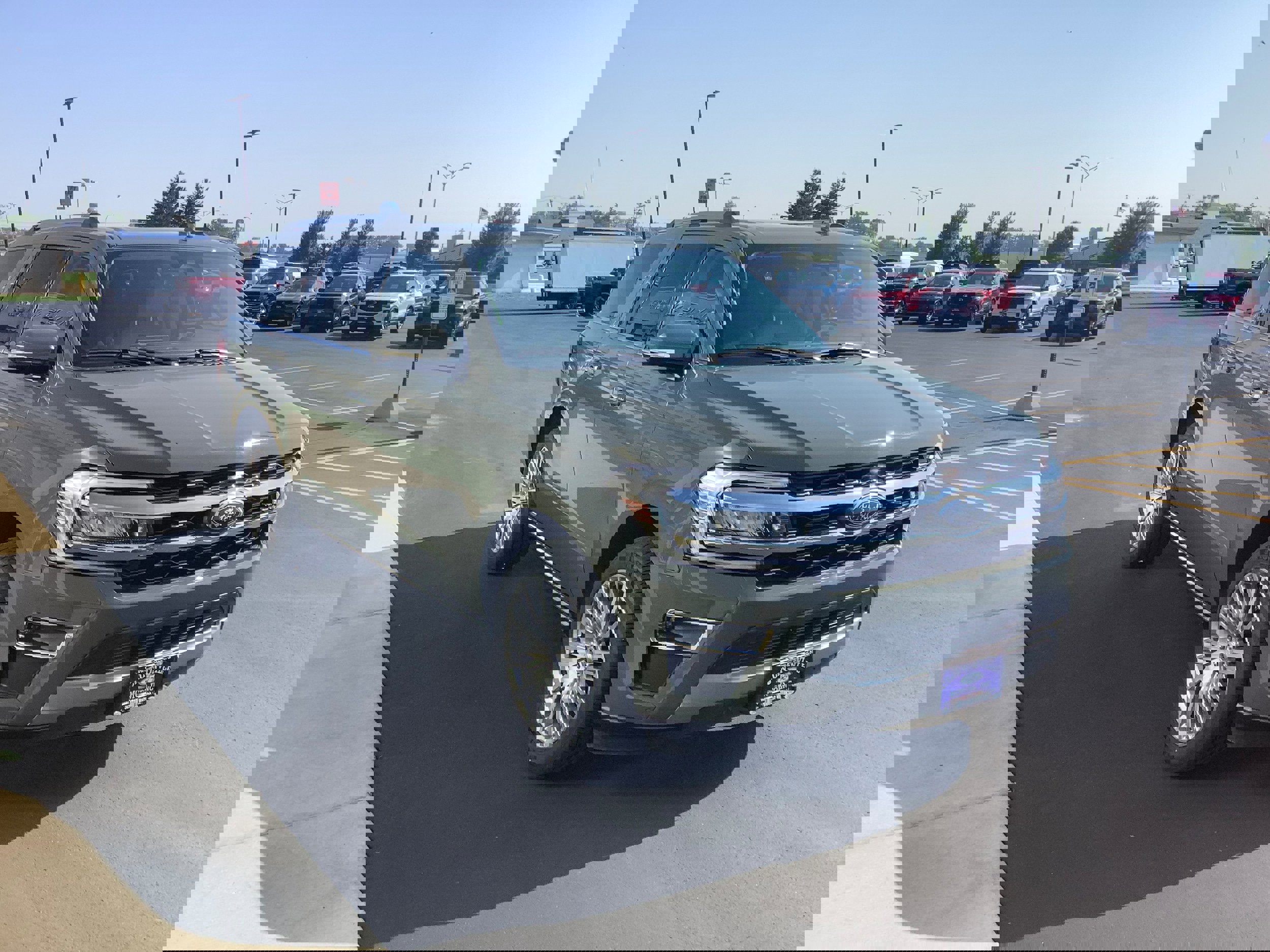 Used 2024 Ford Expedition Limited image 3