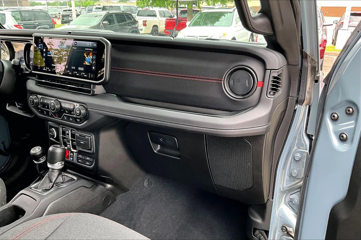 Used 2024 Jeep Gladiator Rubicon w/ Safety Group AWD/4WD image 17