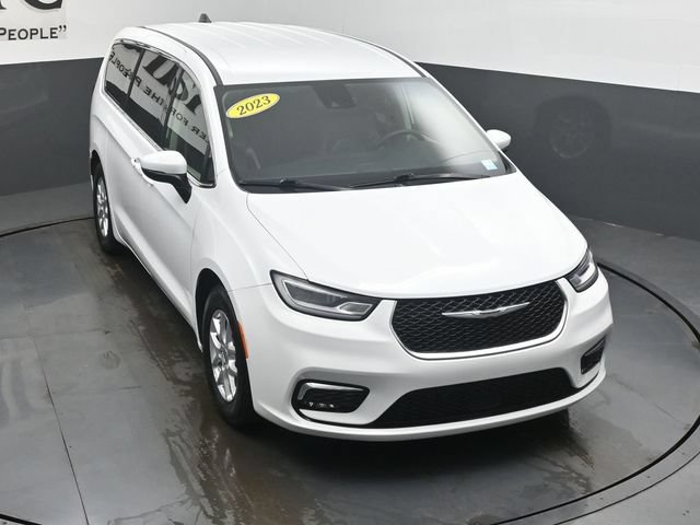 Used 2023 Chrysler Pacifica Touring-L FWD image 46