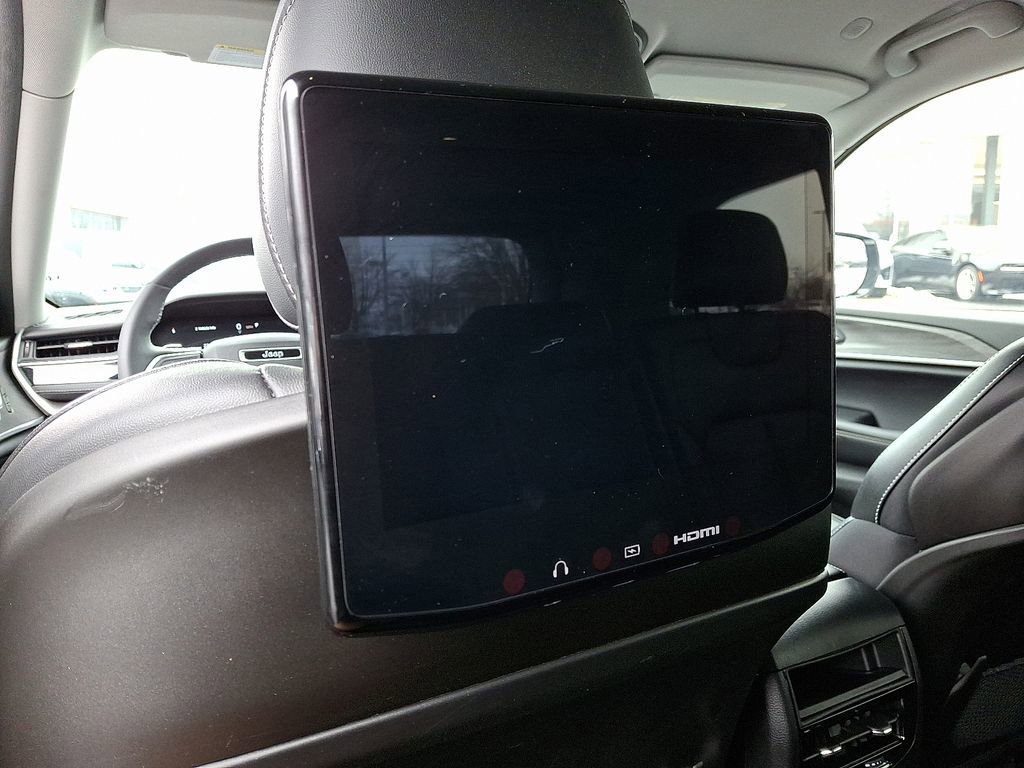 Used 2023 Jeep Grand Cherokee Limited w/ Luxury Tech Group II image 12