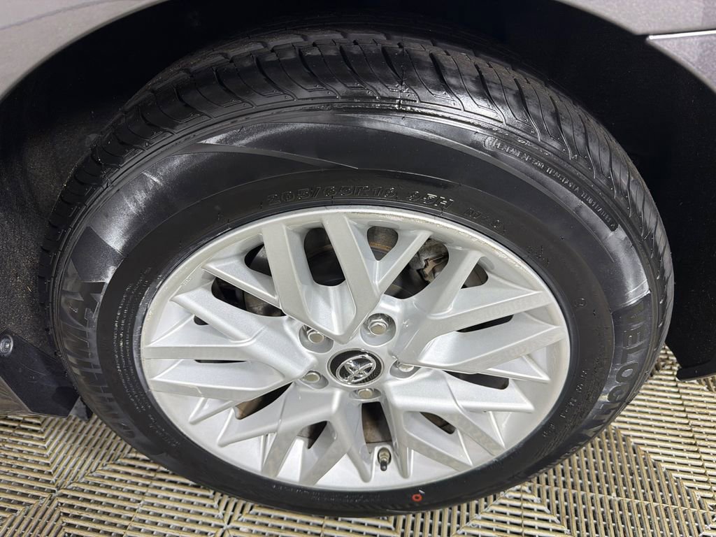 Used 2017 Toyota Camry LE image 19