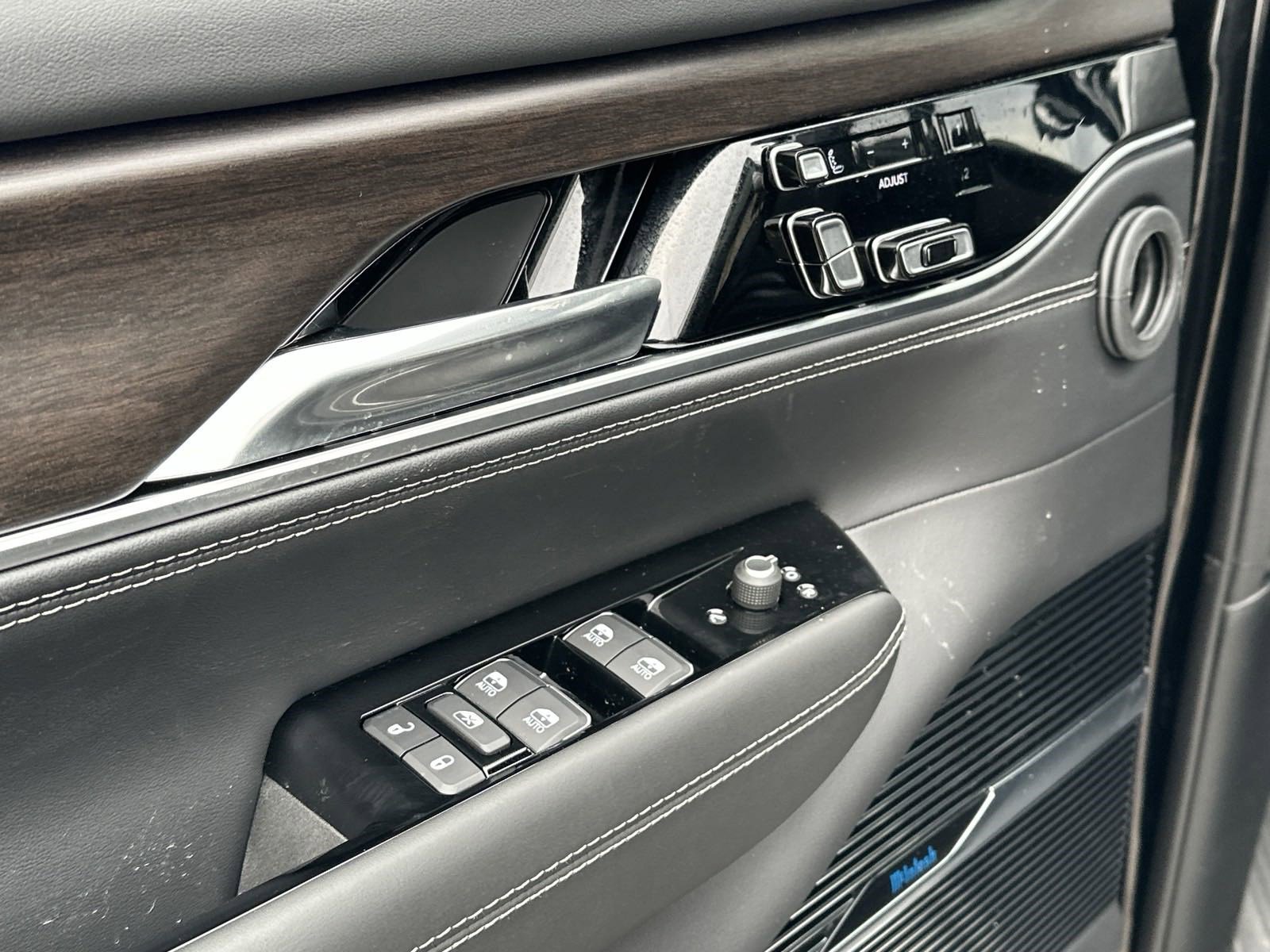 New 2023 Jeep Grand Wagoneer Series II w/ Premium Group II image 9