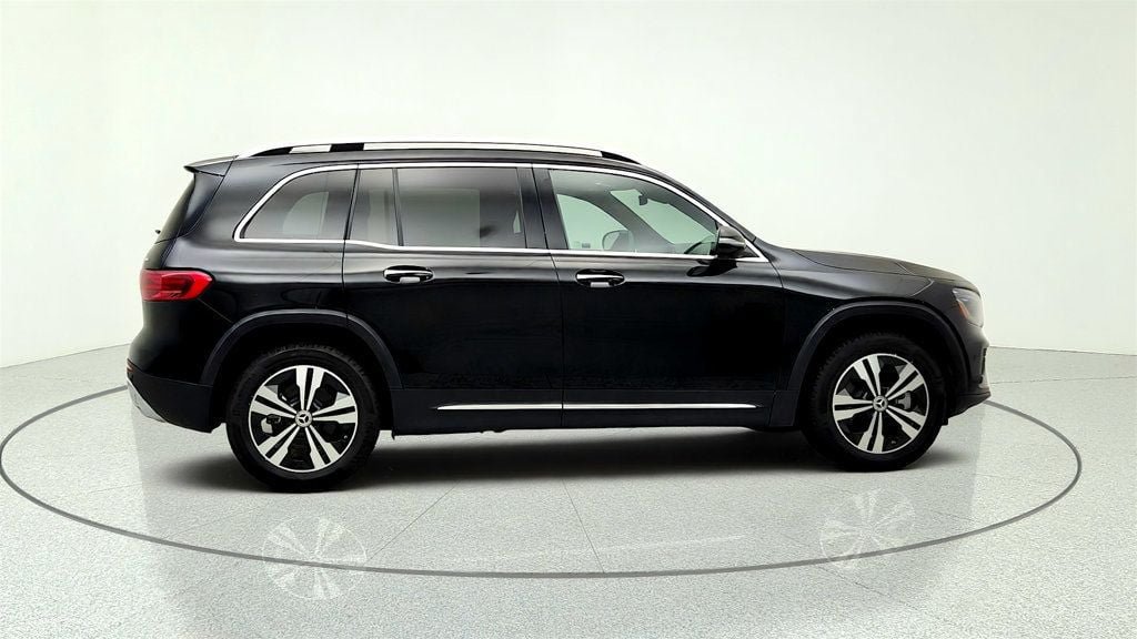Used 2024 Mercedes-Benz GLB 250 4MATIC w/ Exclusive Package image 4