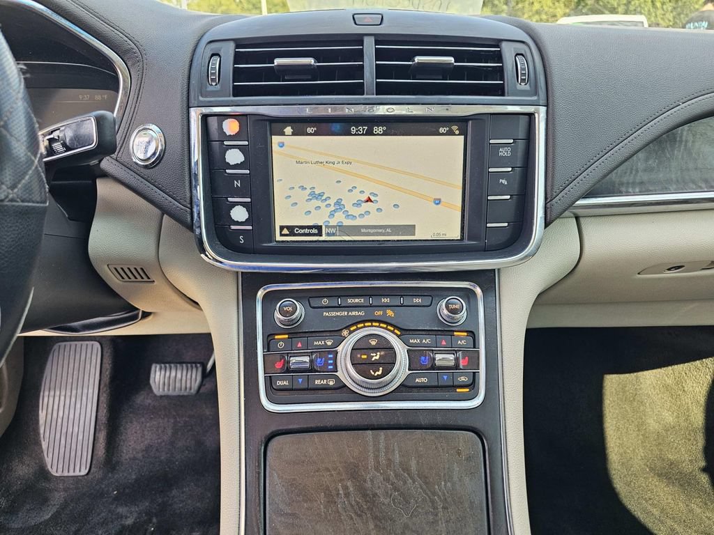 Used 2017 Lincoln Continental Select FWD image 29