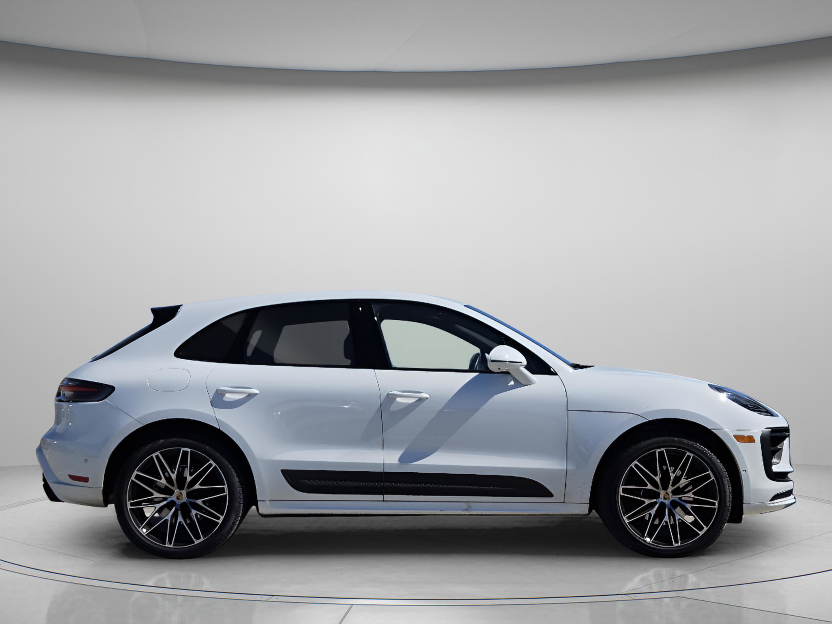 Certified 2023 Porsche Macan Turbo image 7