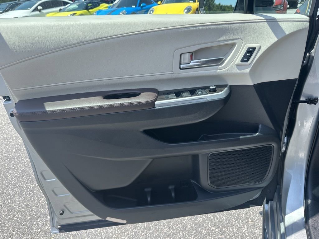 Used 2021 Toyota Sienna Platinum image 27