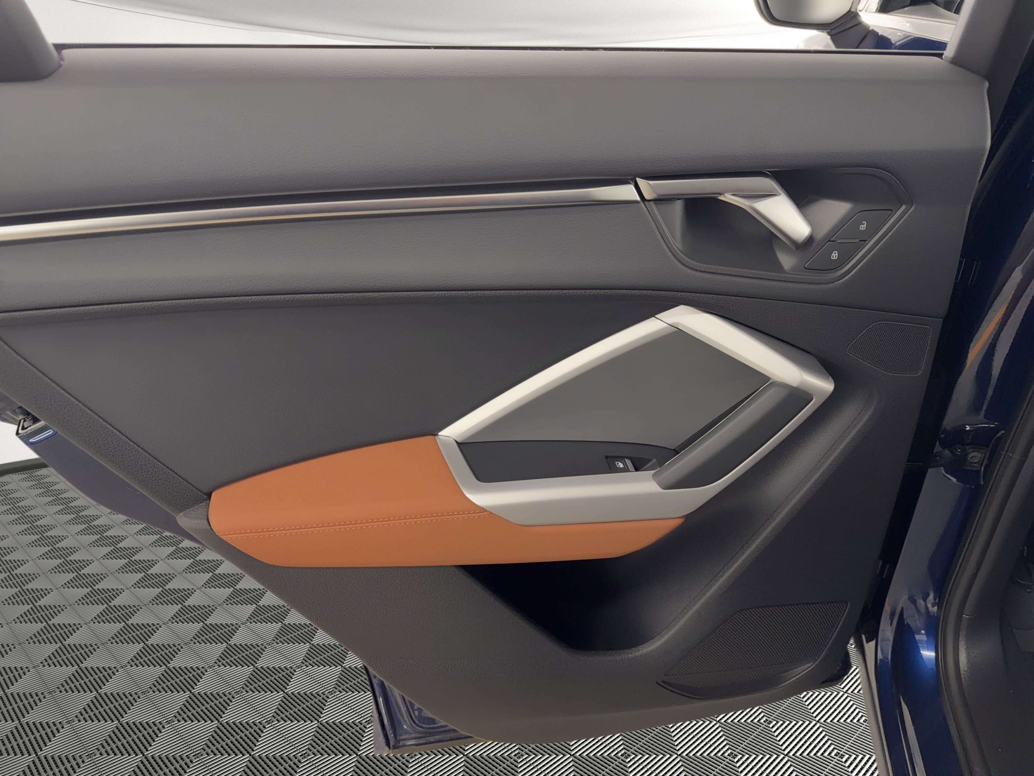 Used 2025 Audi Q3 2.0T Premium w/ Convenience Package image 17