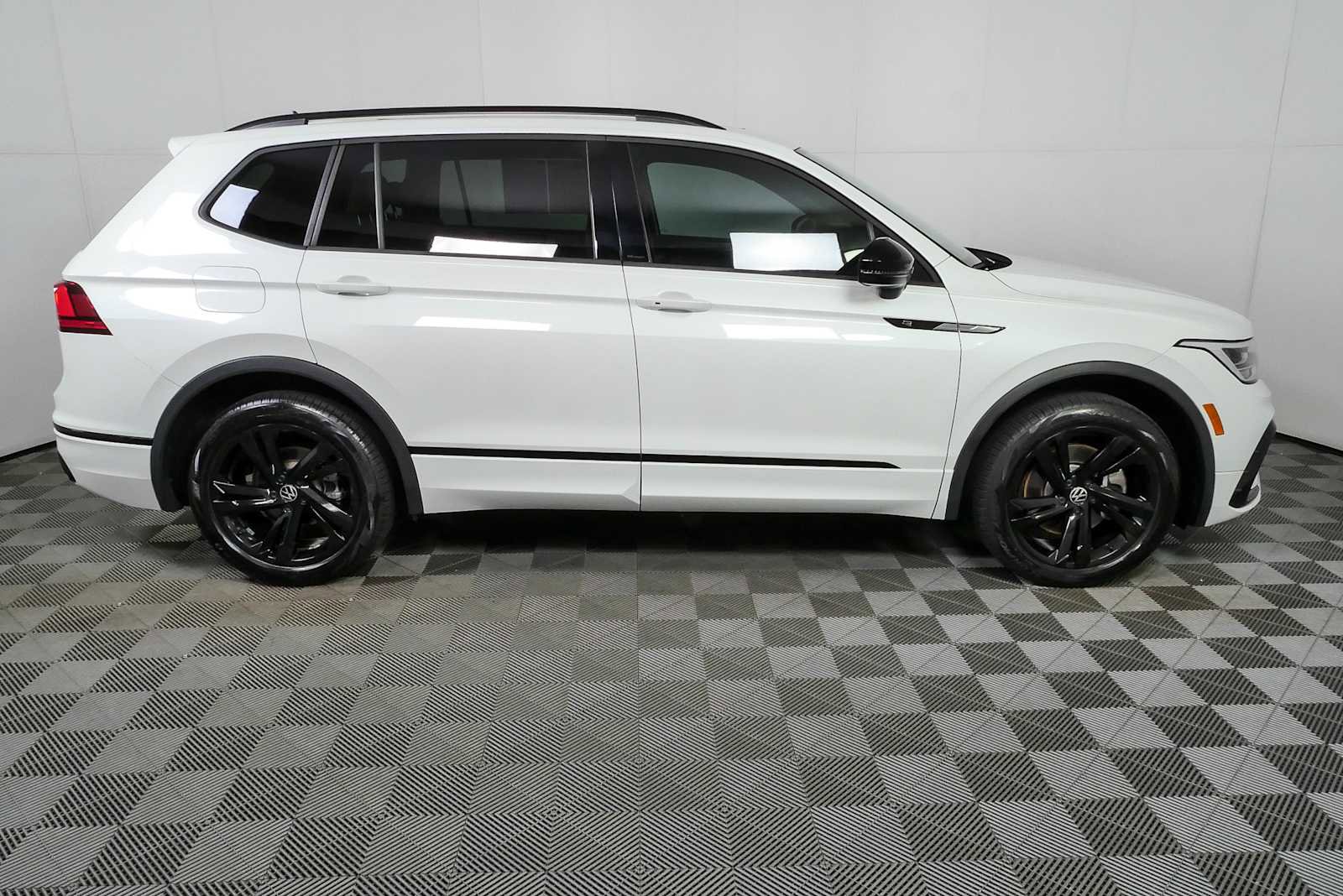 Certified 2023 Volkswagen Tiguan SE R-Line FWD image 3