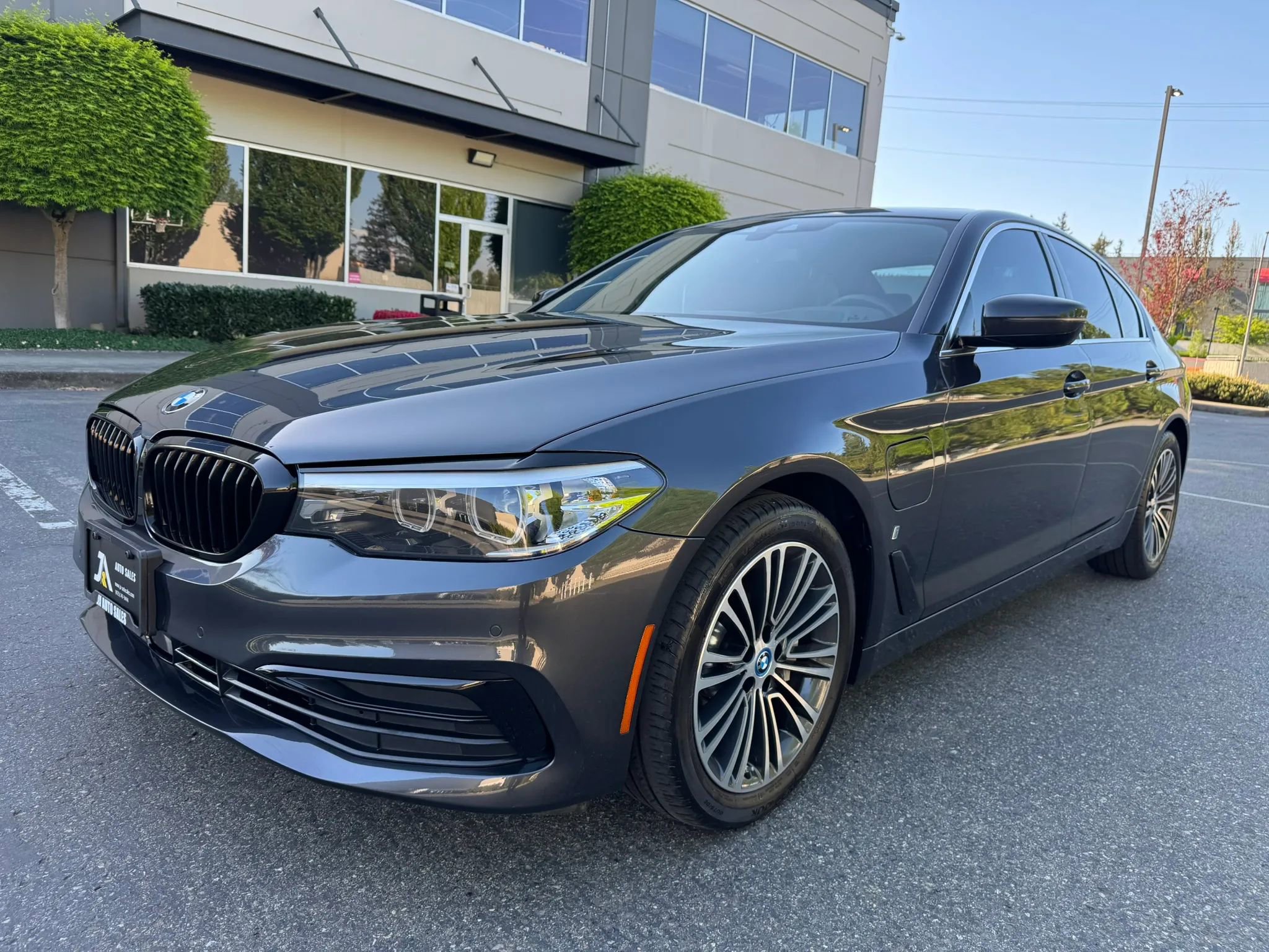Used 2019 BMW 530e xDrive AWD/4WD image 4