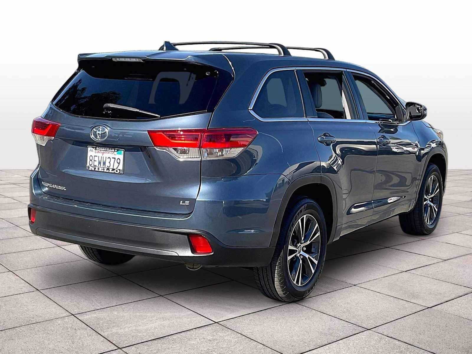 Used 2018 Toyota Highlander Plus w/ Carpet Mat Package (TMS) FWD image 16