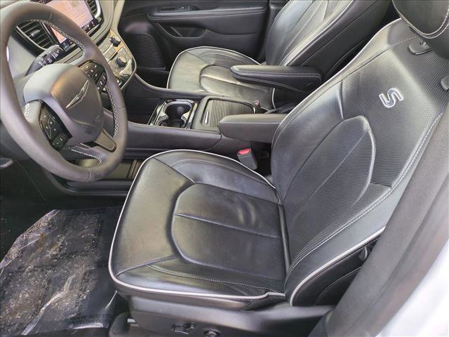 Used 2025 Chrysler Pacifica Limited image 17