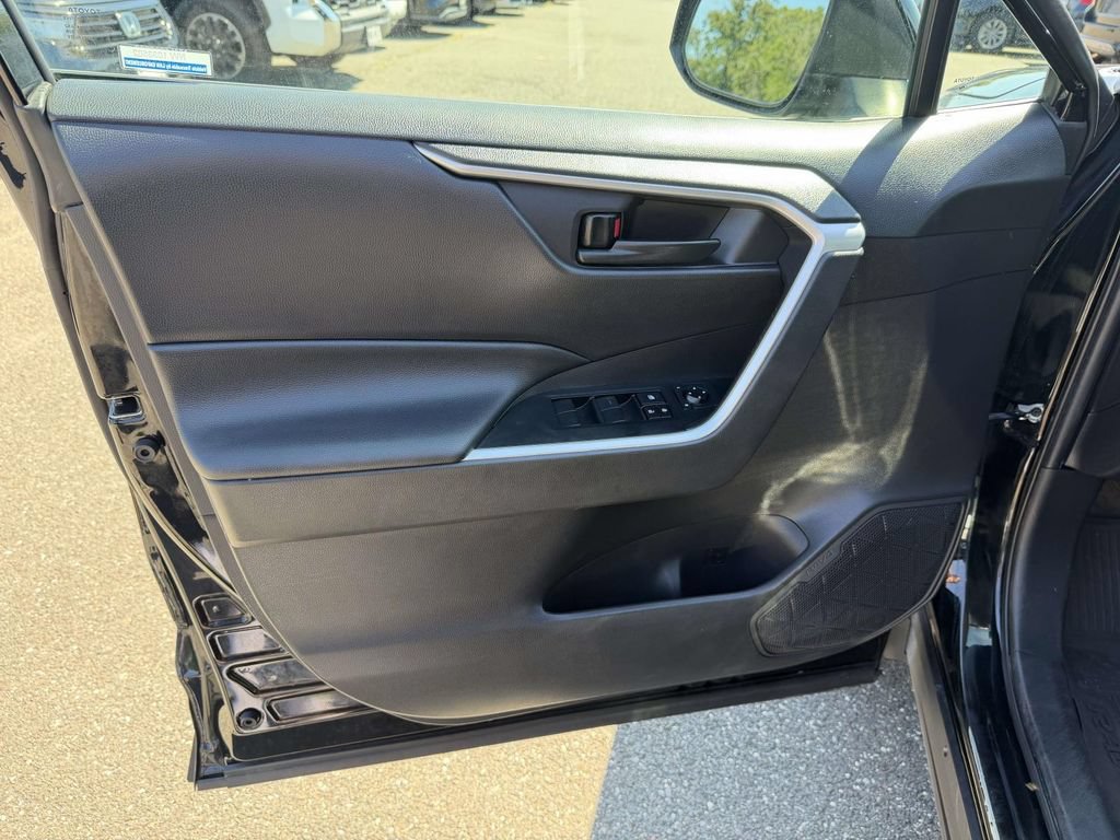 Used 2021 Toyota RAV4 LE AWD/4WD image 13