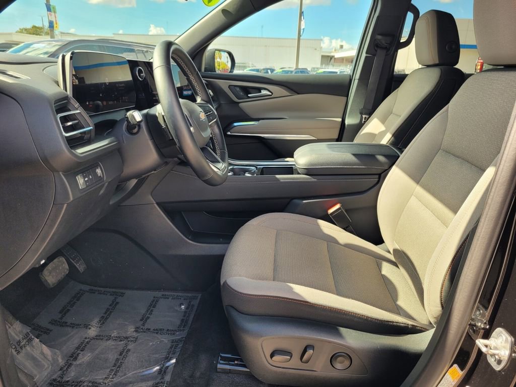 Certified 2025 Chevrolet Traverse LT FWD image 13