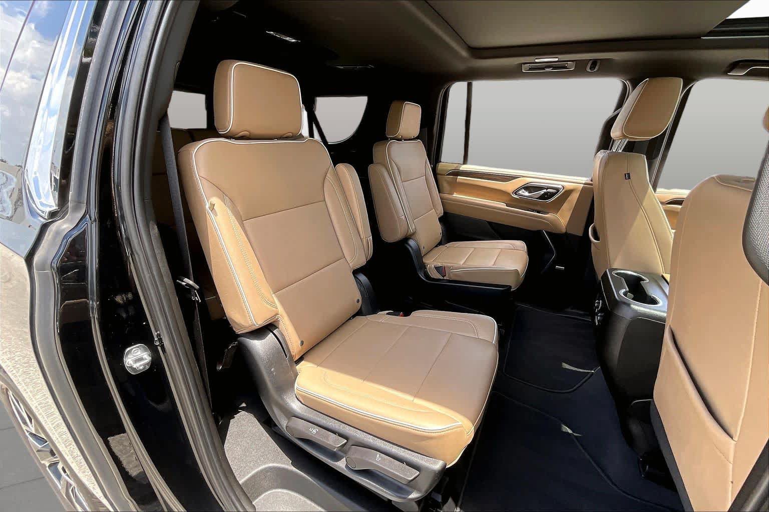 Used 2023 Chevrolet Suburban Premier AWD/4WD image 21