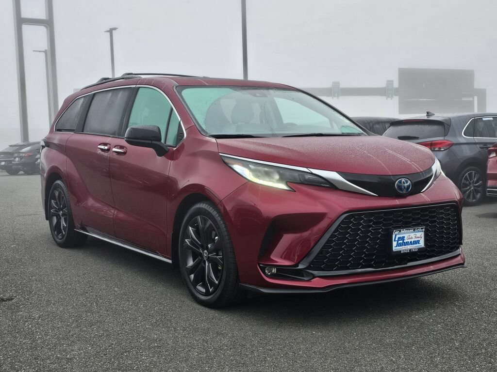 Used 2023 Toyota Sienna XLE FWD image 3