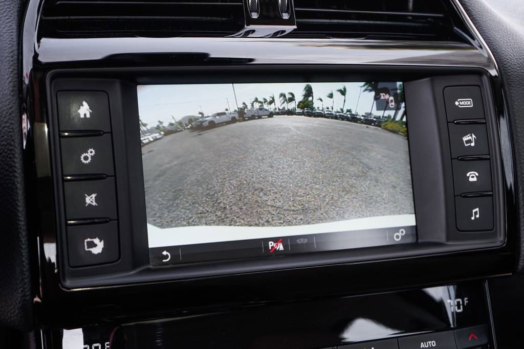 Used 2017 Jaguar XE image 31