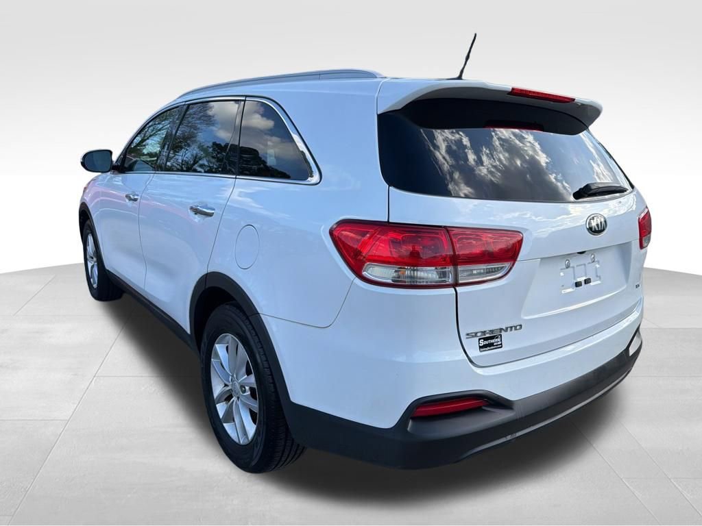 Used 2017 Kia Sorento LX image 3