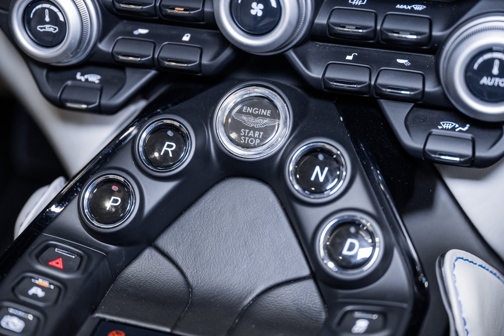 Used 2021 Aston Martin V8 Vantage Roadster RWD image 30