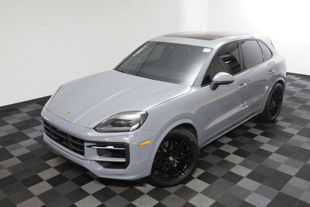 Used 2025 Porsche Cayenne AWD/4WD image 2