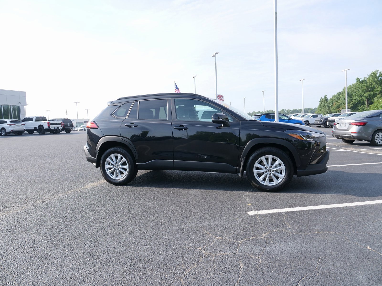 Used 2024 Toyota Corolla Cross LE image 3