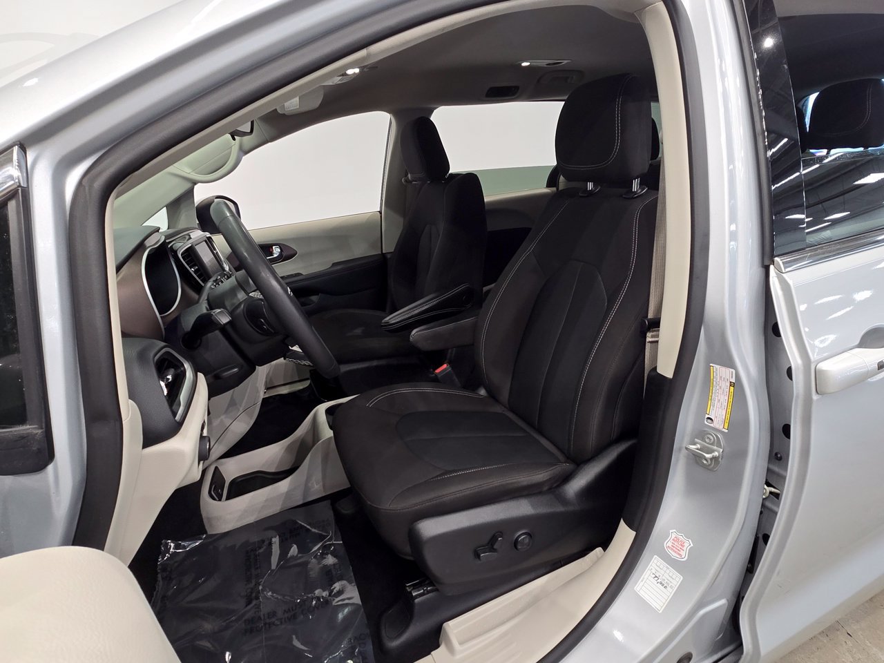 Used 2023 Chrysler Voyager LX FWD image 11