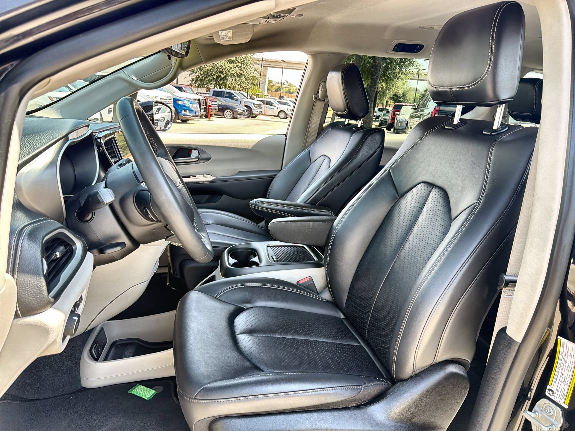 Used 2024 Chrysler Pacifica Limited FWD image 11
