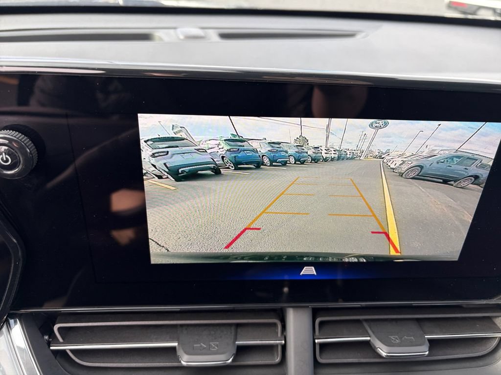 Used 2025 Chevrolet Trax LT FWD image 14