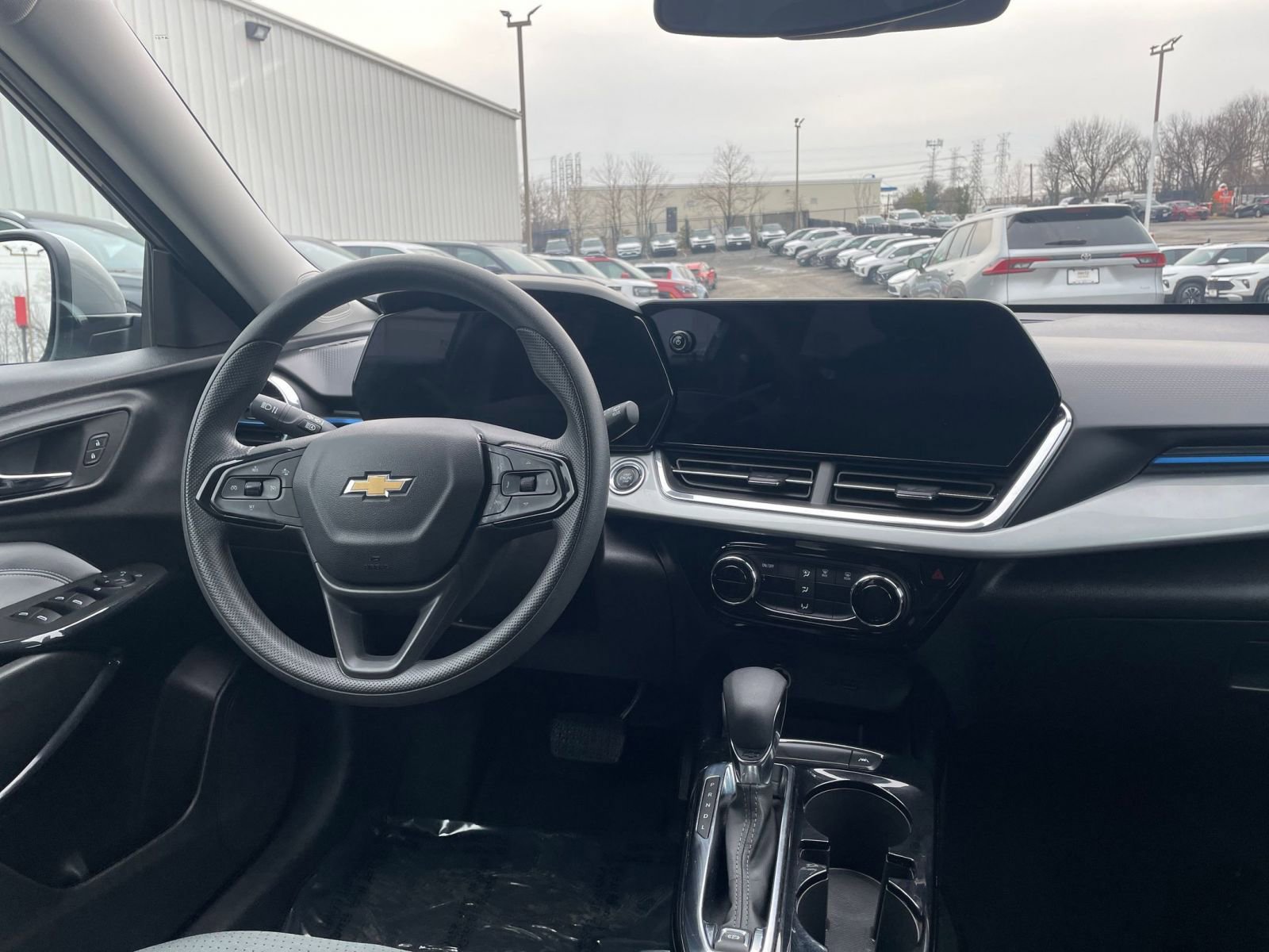 Used 2025 Chevrolet Trax LT image 32