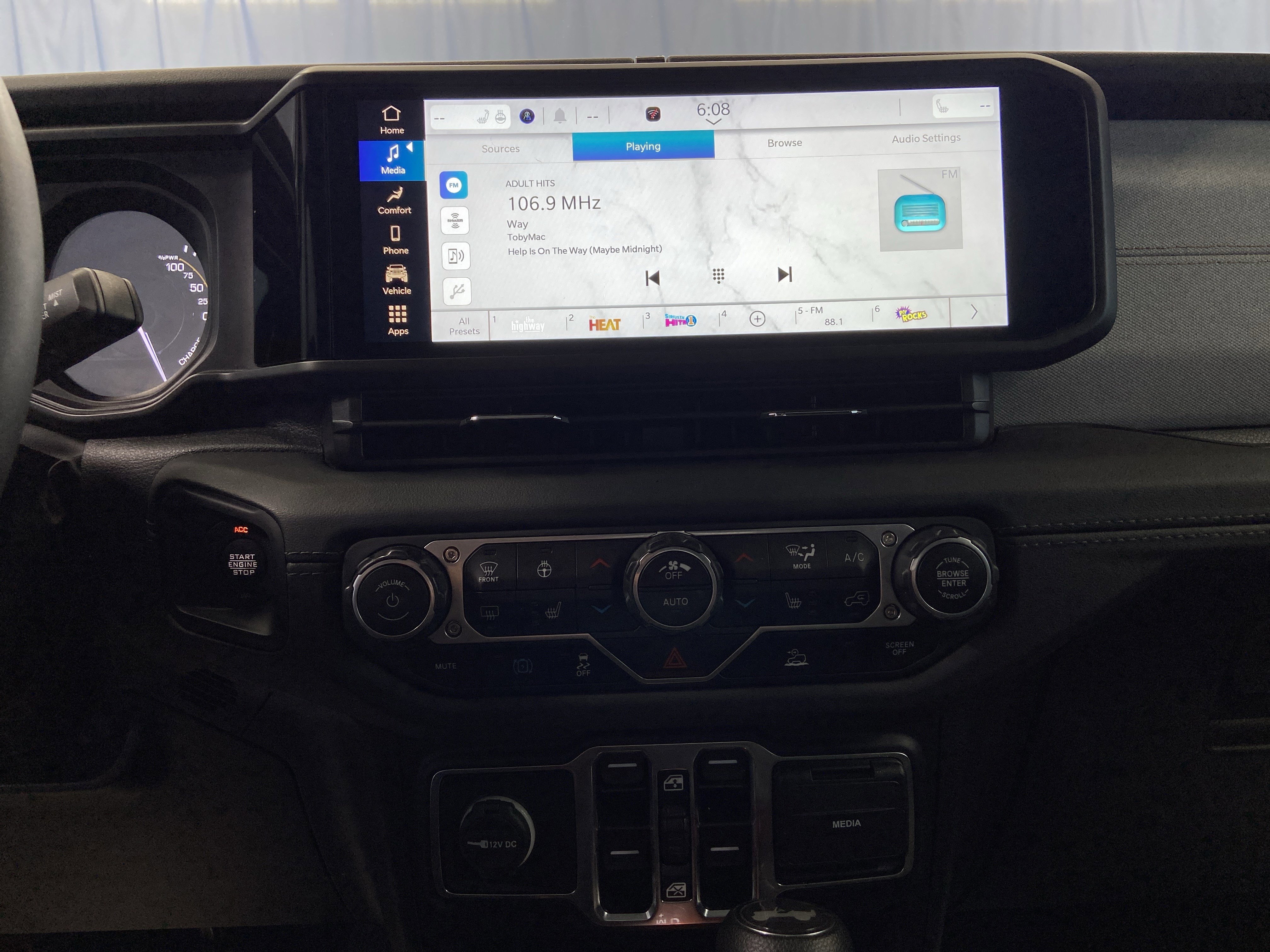 Used 2024 Jeep Wrangler Sahara image 17