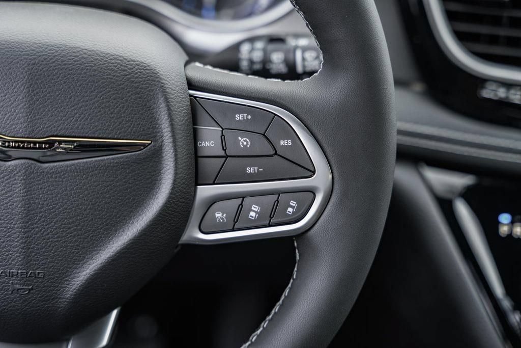 New 2025 Chrysler Pacifica Select FWD image 25