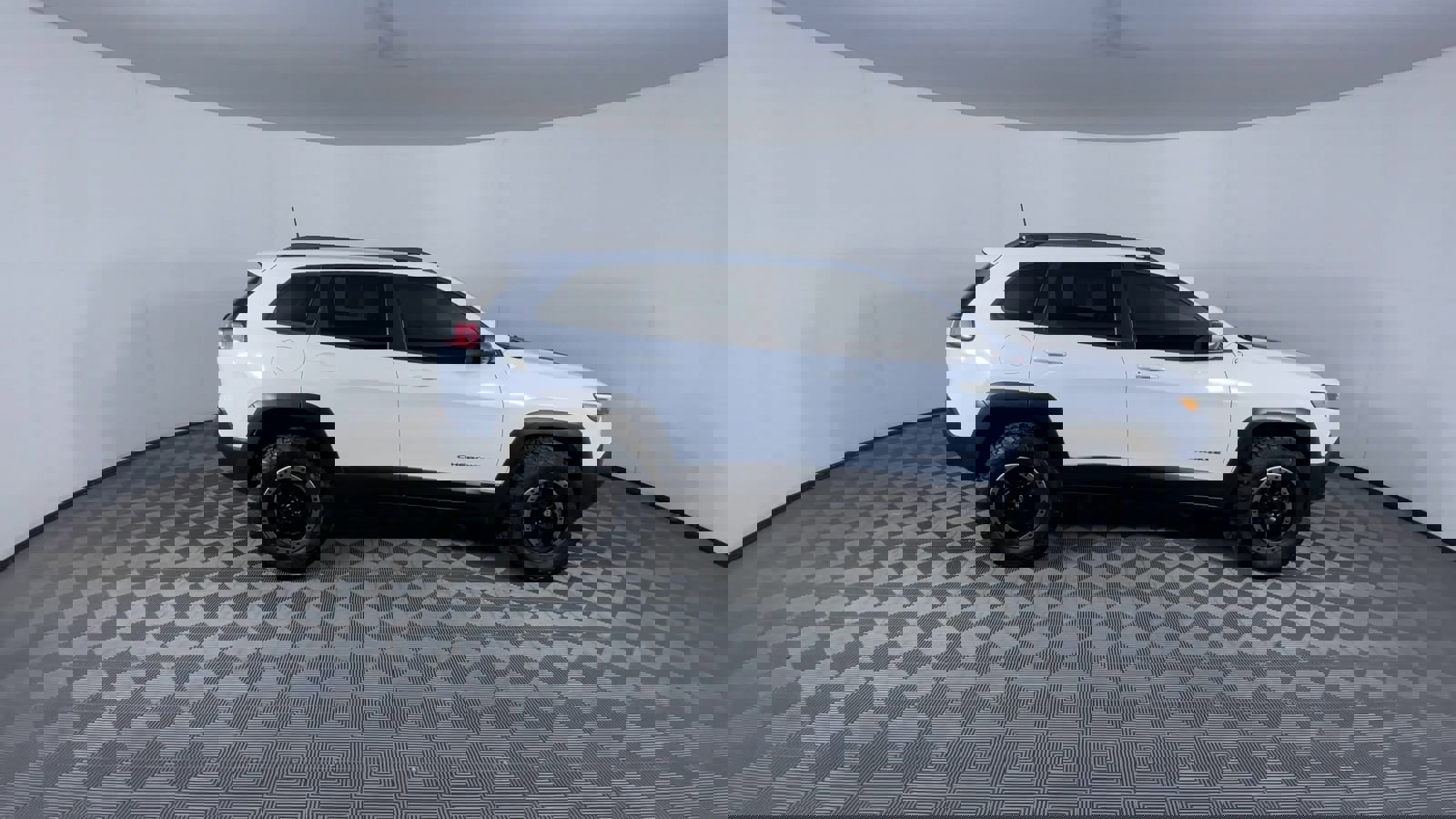 Used 2019 Jeep Cherokee Trailhawk image 9