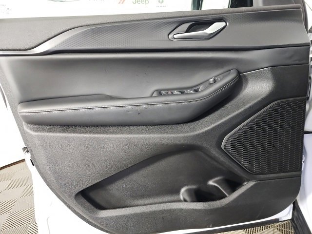 Certified 2024 Jeep Grand Cherokee Altitude image 11