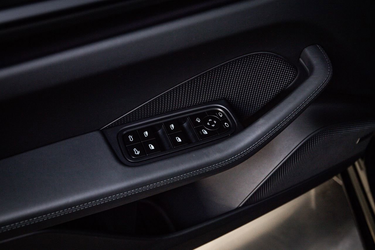 Certified 2025 Porsche Macan Turbo Electric AWD/4WD image 23
