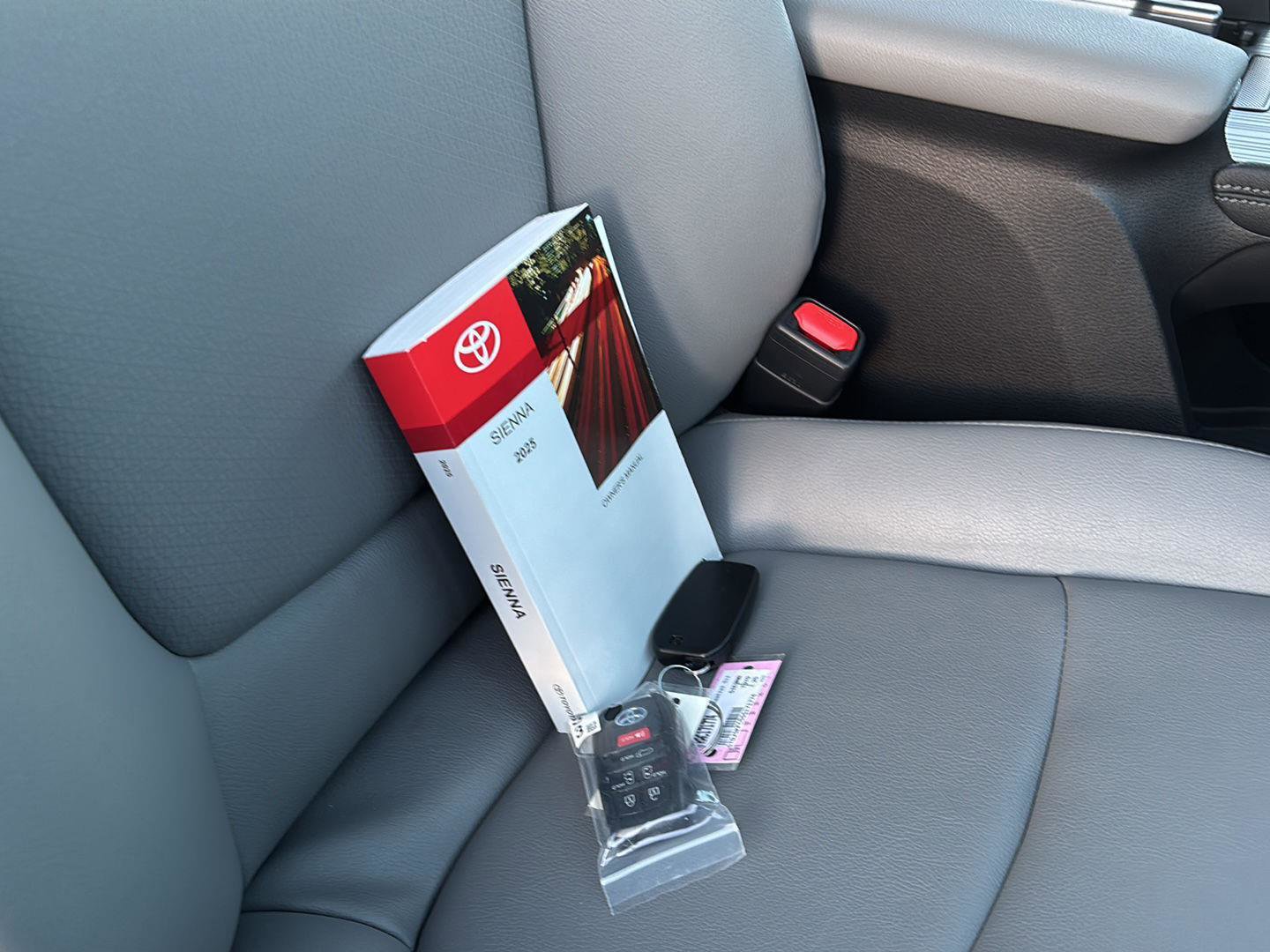 Used 2025 Toyota Sienna XLE w/ XLE Plus Package image 32