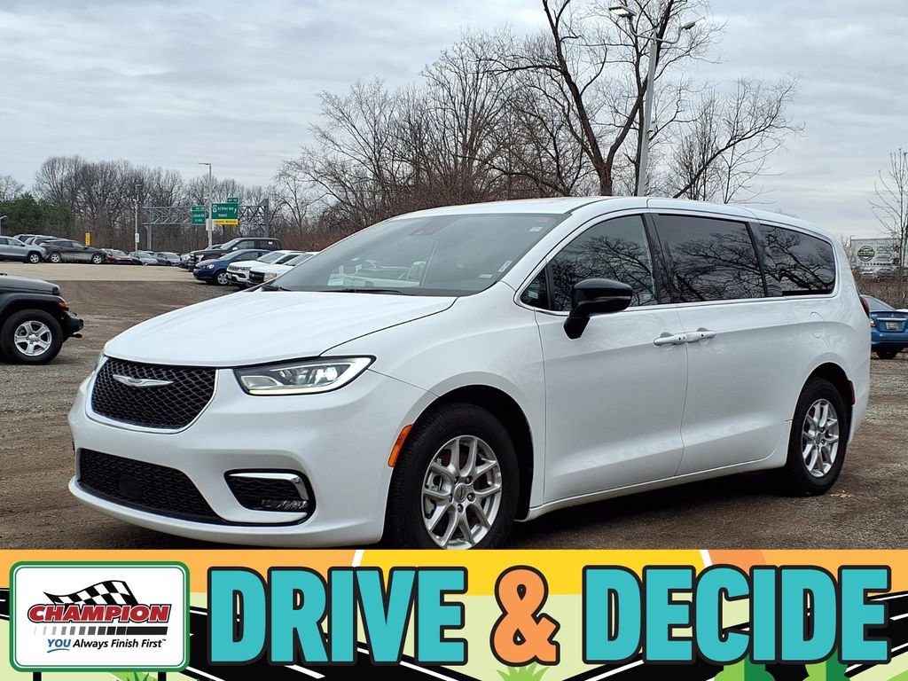 Used 2025 Chrysler Pacifica Select