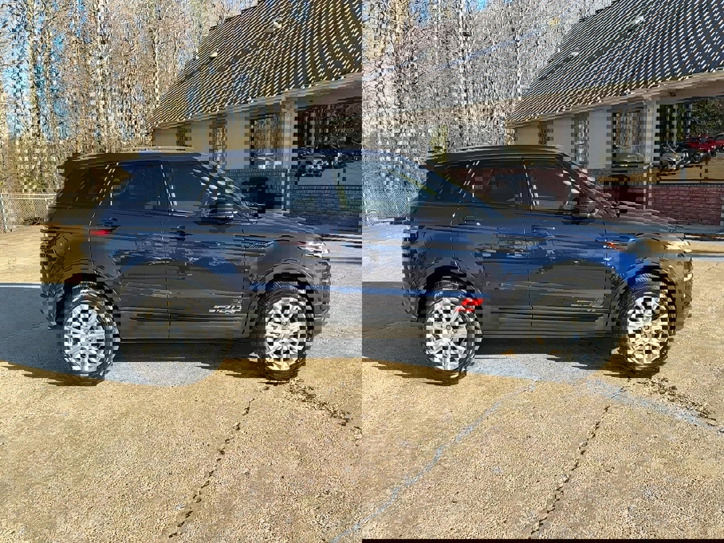 Used 2018 Land Rover Range Rover Evoque SE Premium image 4