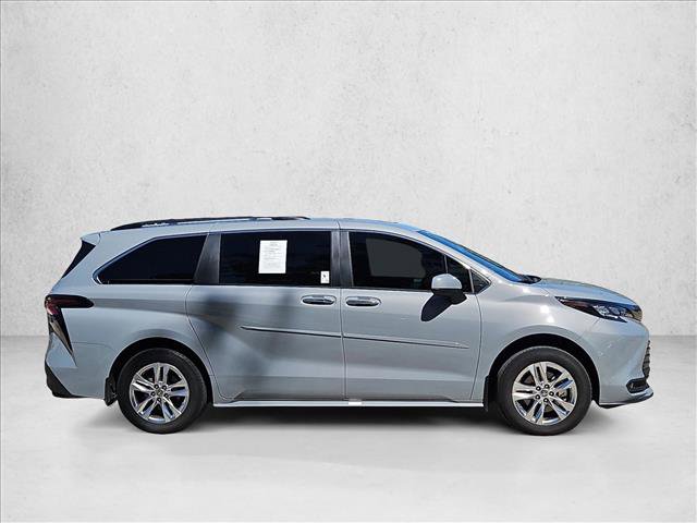 Used 2023 Toyota Sienna XLE Woodland Edition image 4