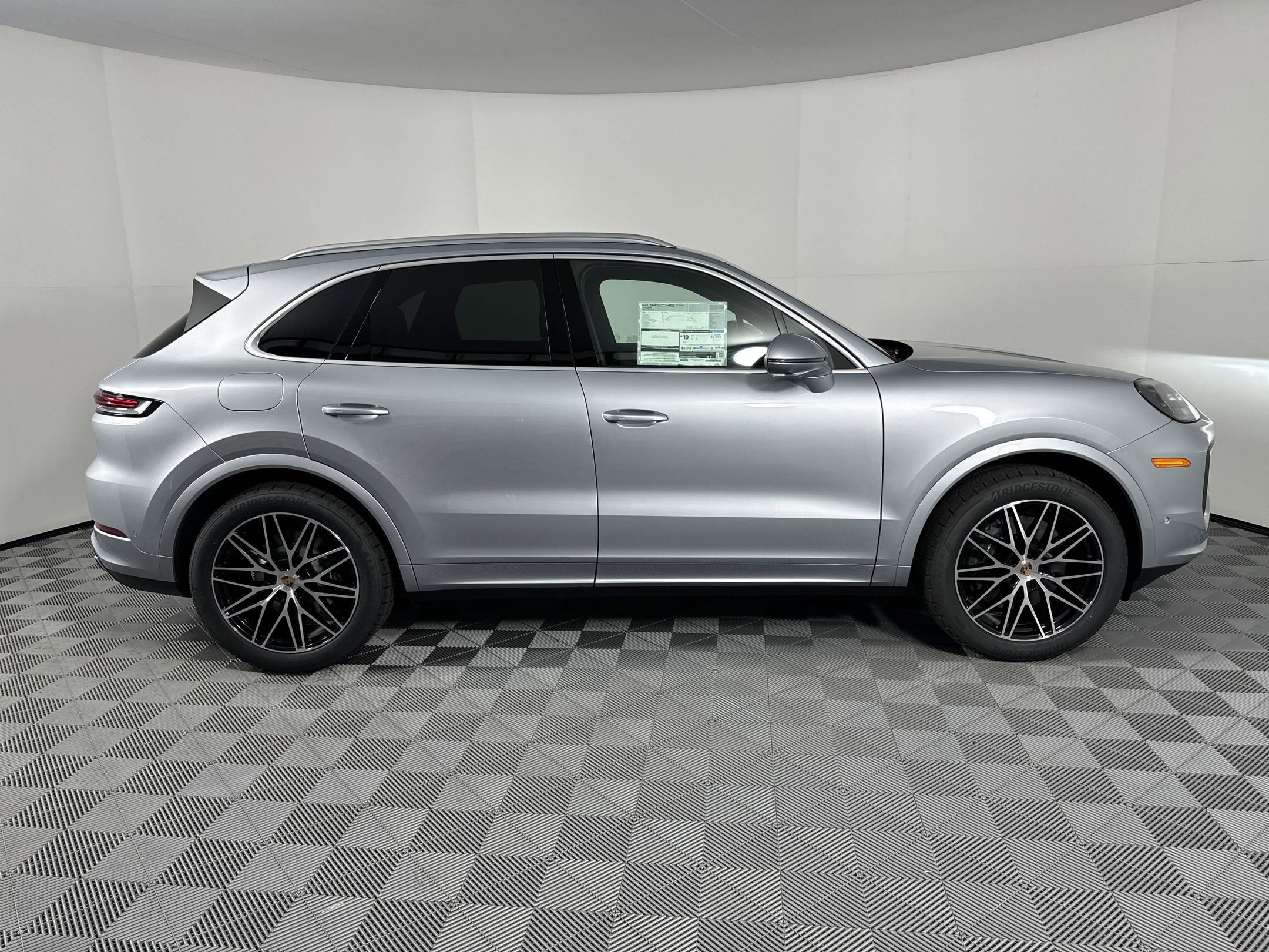 Certified 2025 Porsche Cayenne image 8